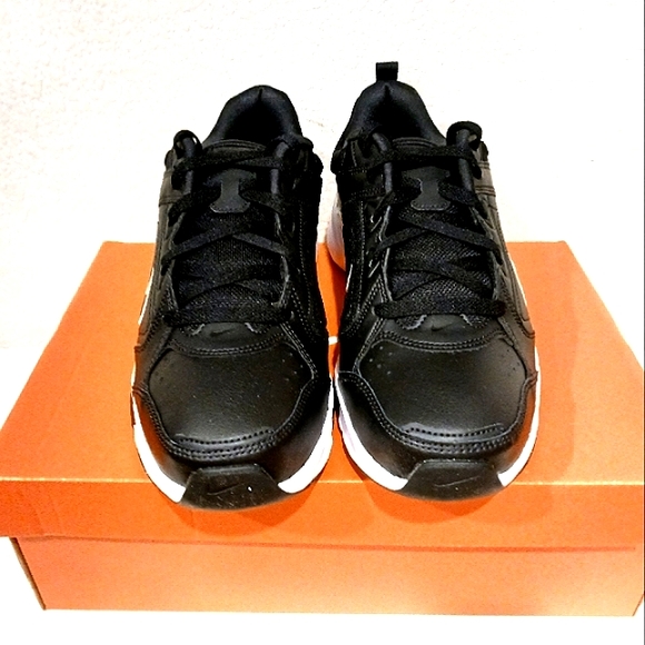 Nike - Picture 2 of 4